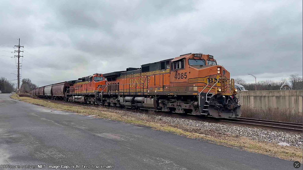 BNSF 4085 leads G111.
